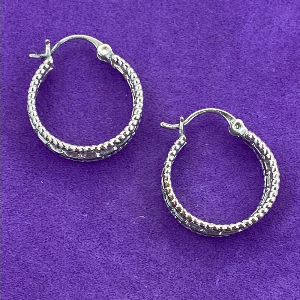 💛 Elegant Silver Hoop Earrings